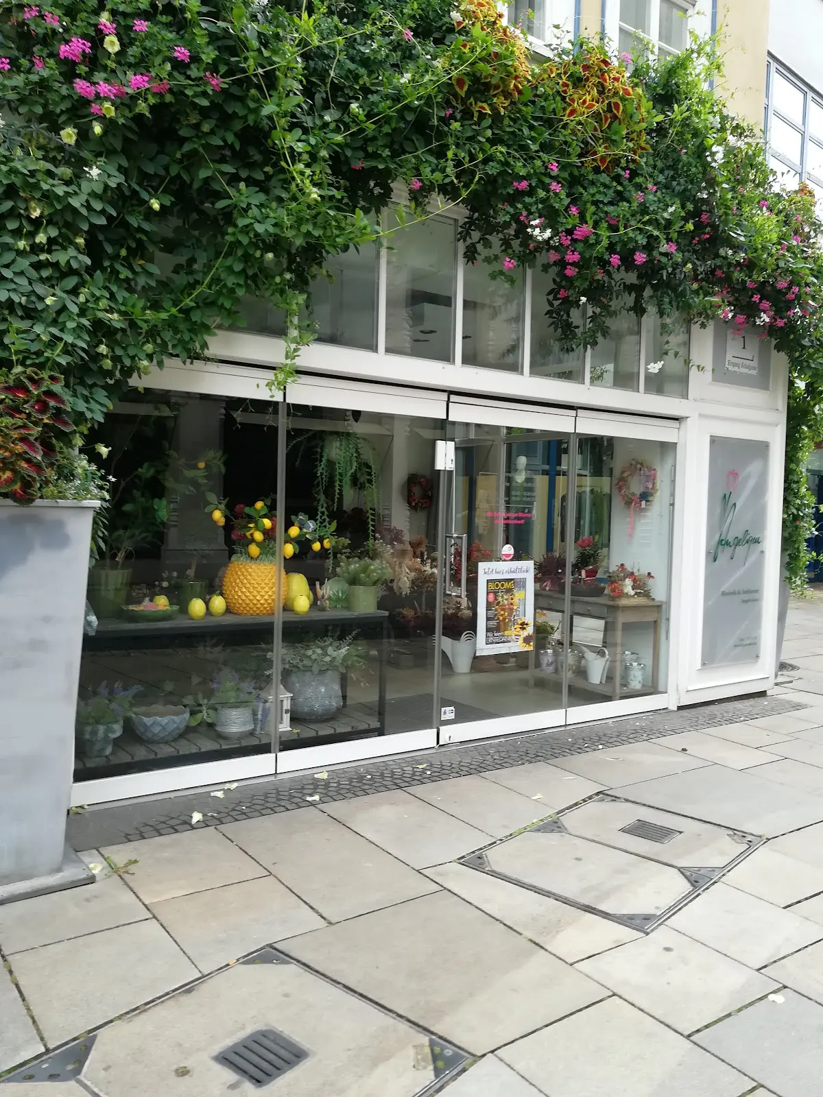 Angelique - blumenladen & florist - angela lanz 27 1731158844 428 photo