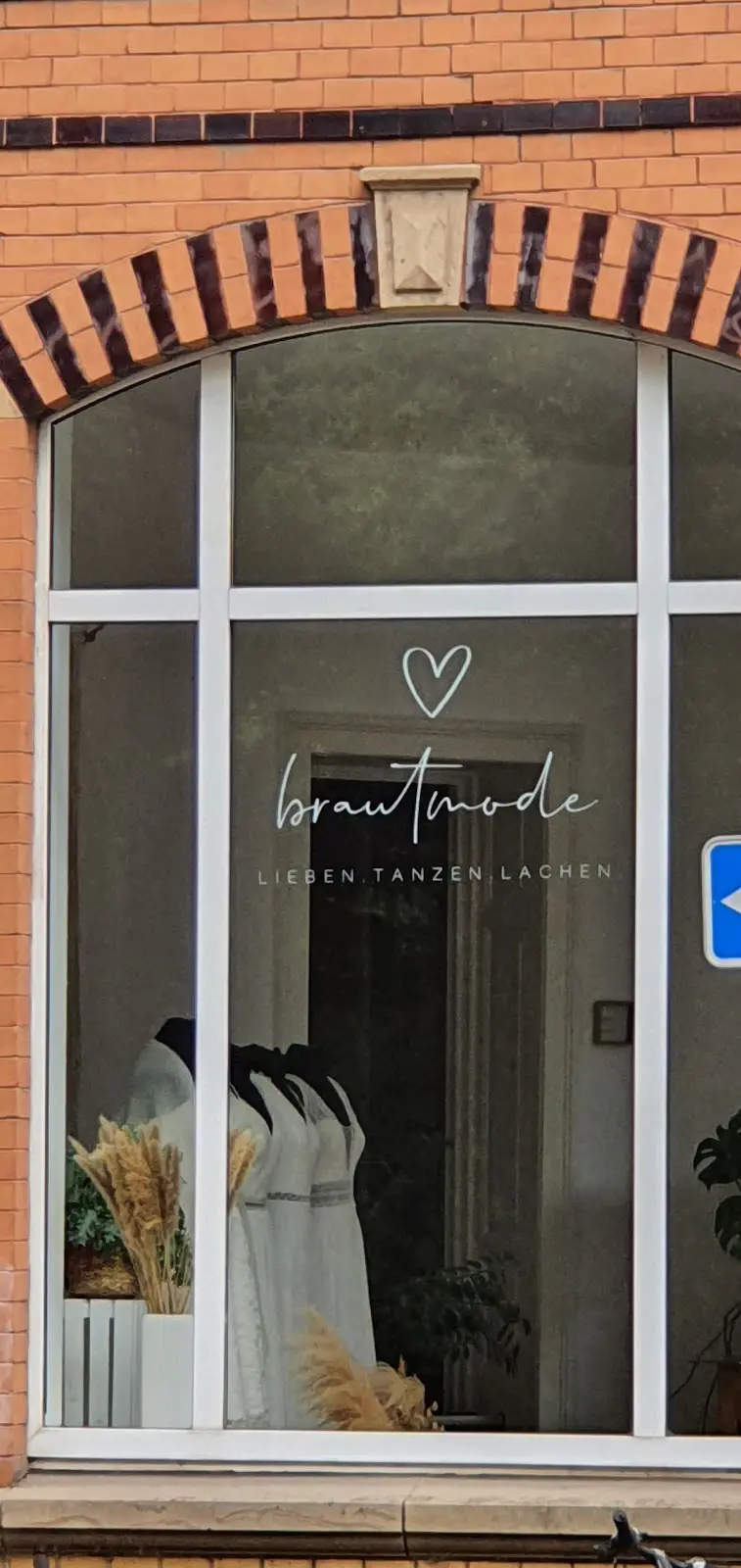Lieben. Tanzen. Lachen. -wundervolles ambiente, herzlichkeit -“brautkleider, die deine persönlichkeit strahlen lassen” 21 1733579282 32 photo