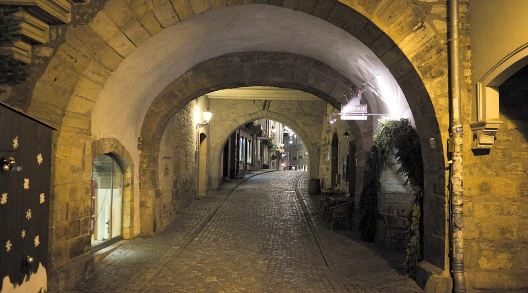 Entdecke verborgene Pfade: Geheime Türen der Altstadt enthüllt!
